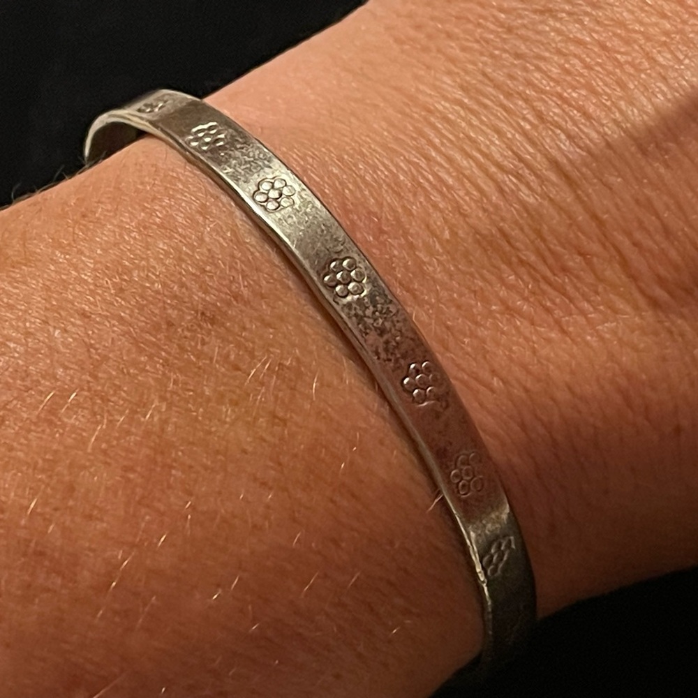 Chic Silver Floral Pattern Bracelet